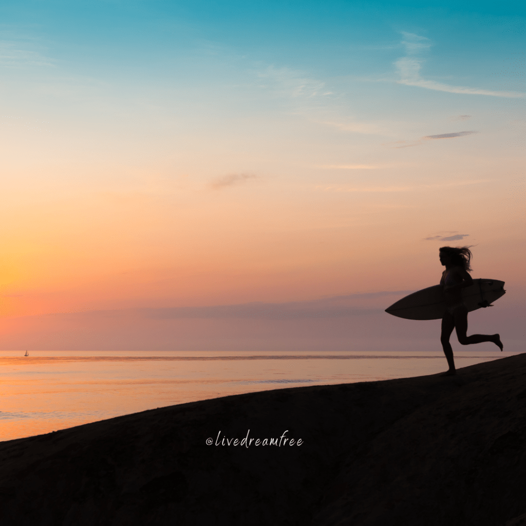 在遠距工作與衝浪之間，她真的活出自由了嗎？